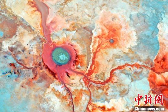 航拍柴达木深处的“恶魔之眼”