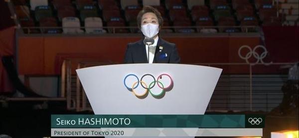 东京奥运五环上落了一只飞蛾 网友:结束了还出幺蛾子