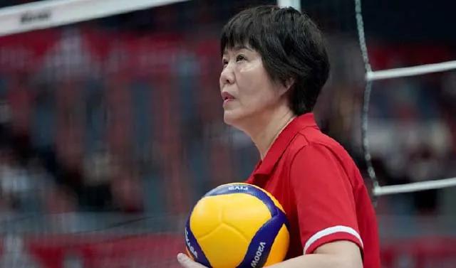 深藏功与名!郎平深夜悄悄离开,万千球迷来送行,却扑了个空