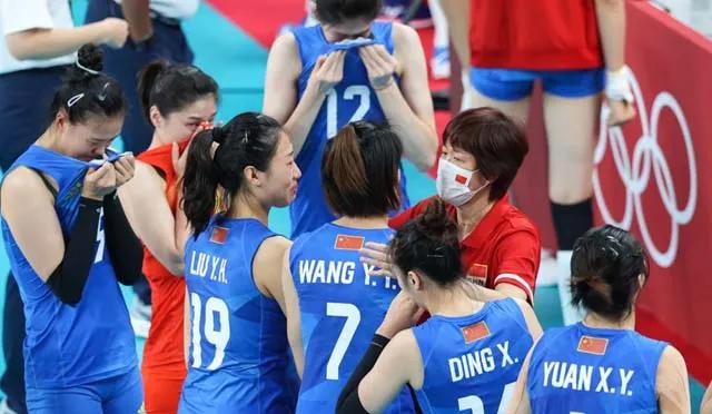 深藏功与名!郎平深夜悄悄离开,万千球迷来送行,却扑了个空